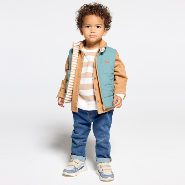 سترة بدون أكمام بوجهين باللون الأخضر للأطفال الصغار.